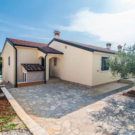 Appartamento Nono With Shared Pool Kaštelir