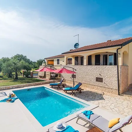 Nono With Shared Pool Appartamento Kaštelir